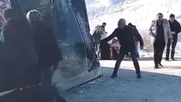 Kars'ta yolcu otobüsü devrildi. Yaralılar var
