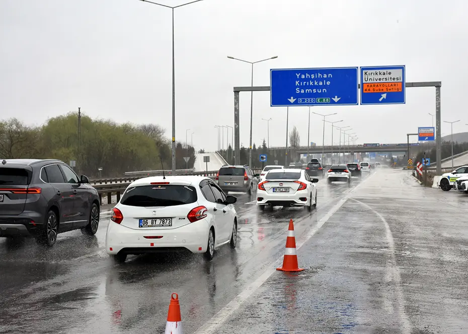 43 ilin geçiş güzergahında trafik yoğunluğu