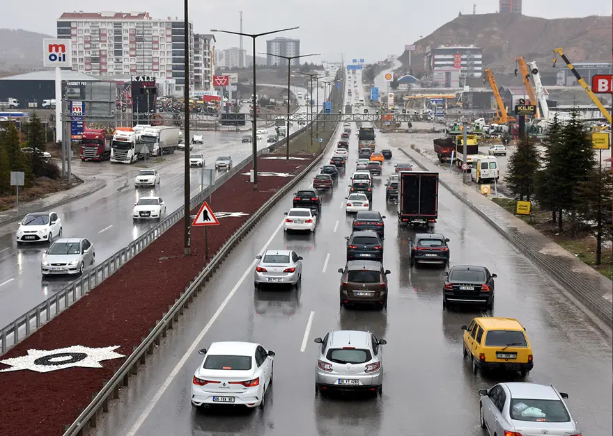 43 ilin geçiş güzergahında trafik yoğunluğu 