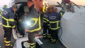 Diyarbakır'da yolcu minibüsü kaza yaptı. İki ölü, altı yaralı