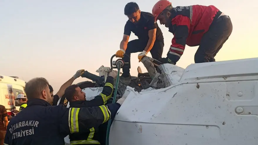 Diyarbakır'da yolcu minibüsü kaza yaptı. İki ölü, altı yaralı 2