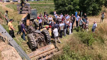 Traktör köprüden aşağı uçtu. Sıkışan sürücüyü çıkarmak için seferber oldular