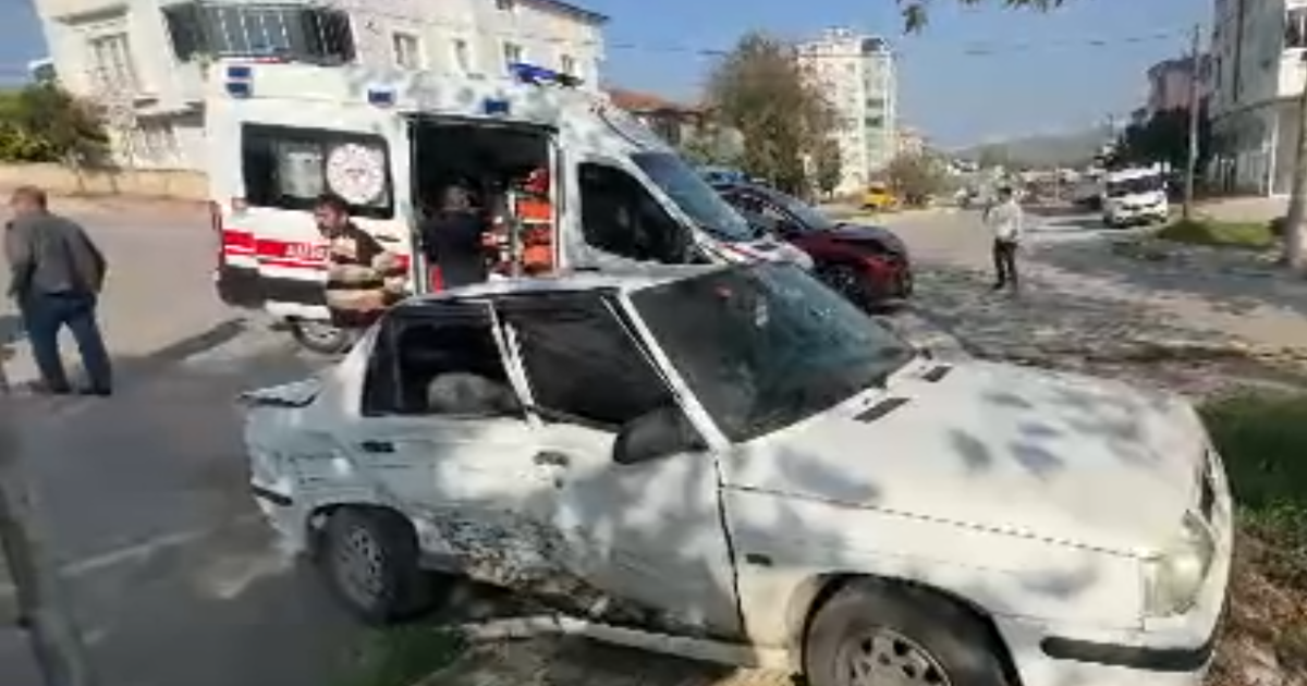 Samsun'da otomobiller çarpıştı: 2'si çocuk 4 yaralı