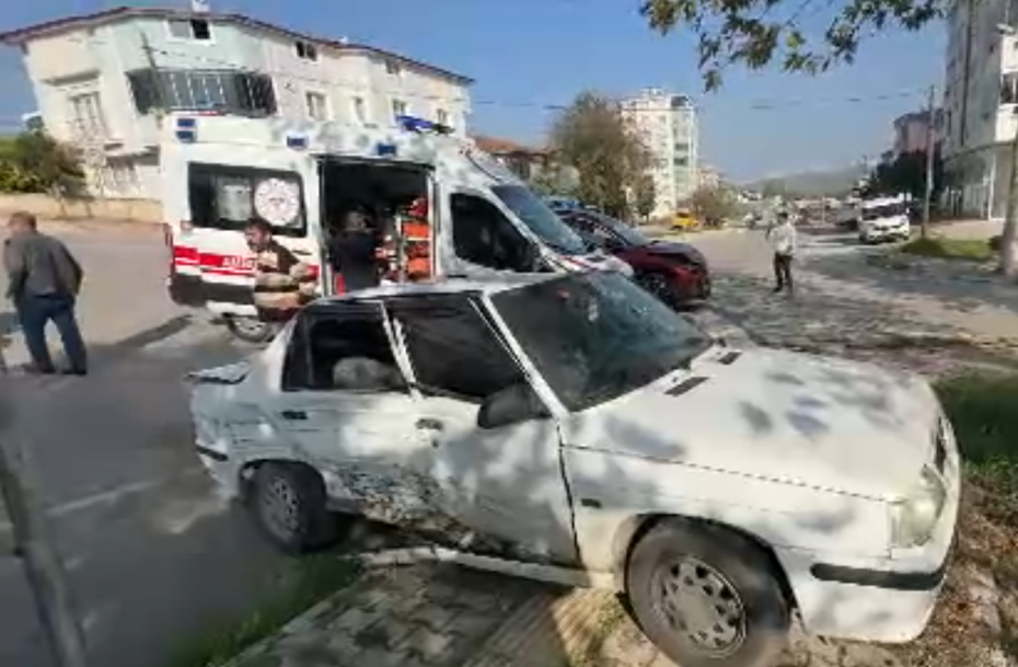 Samsun'da otomobiller çarpıştı: 2'si çocuk 4 yaralı