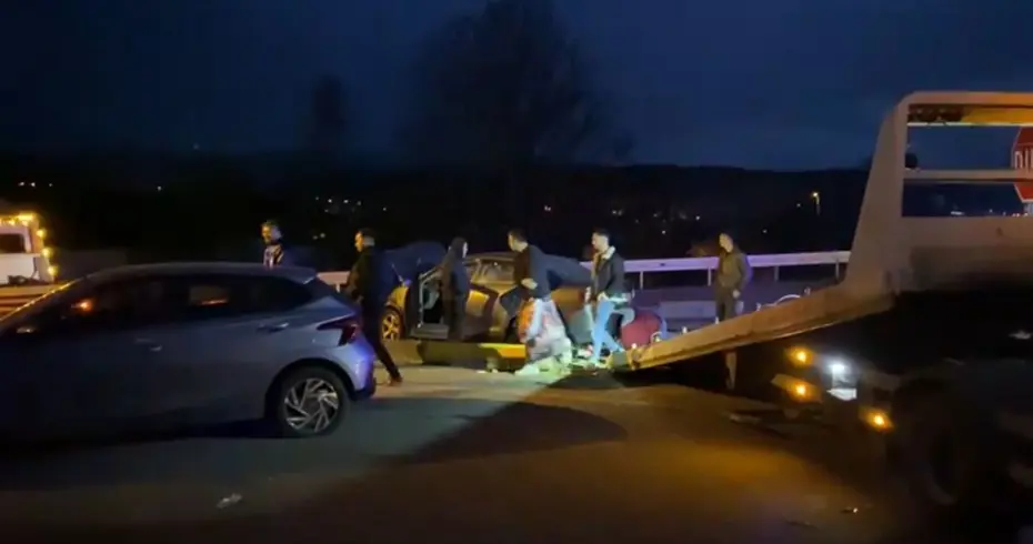 Bolu'da iki otomobil kavşakta çarpıştı. 1’i hamile, 4 yaralı