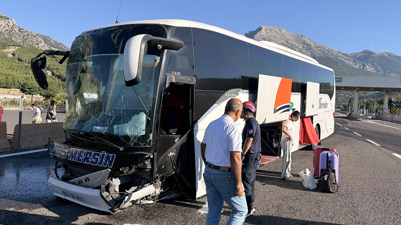 Yolcu otobüsü otoyol gişelerine girdi