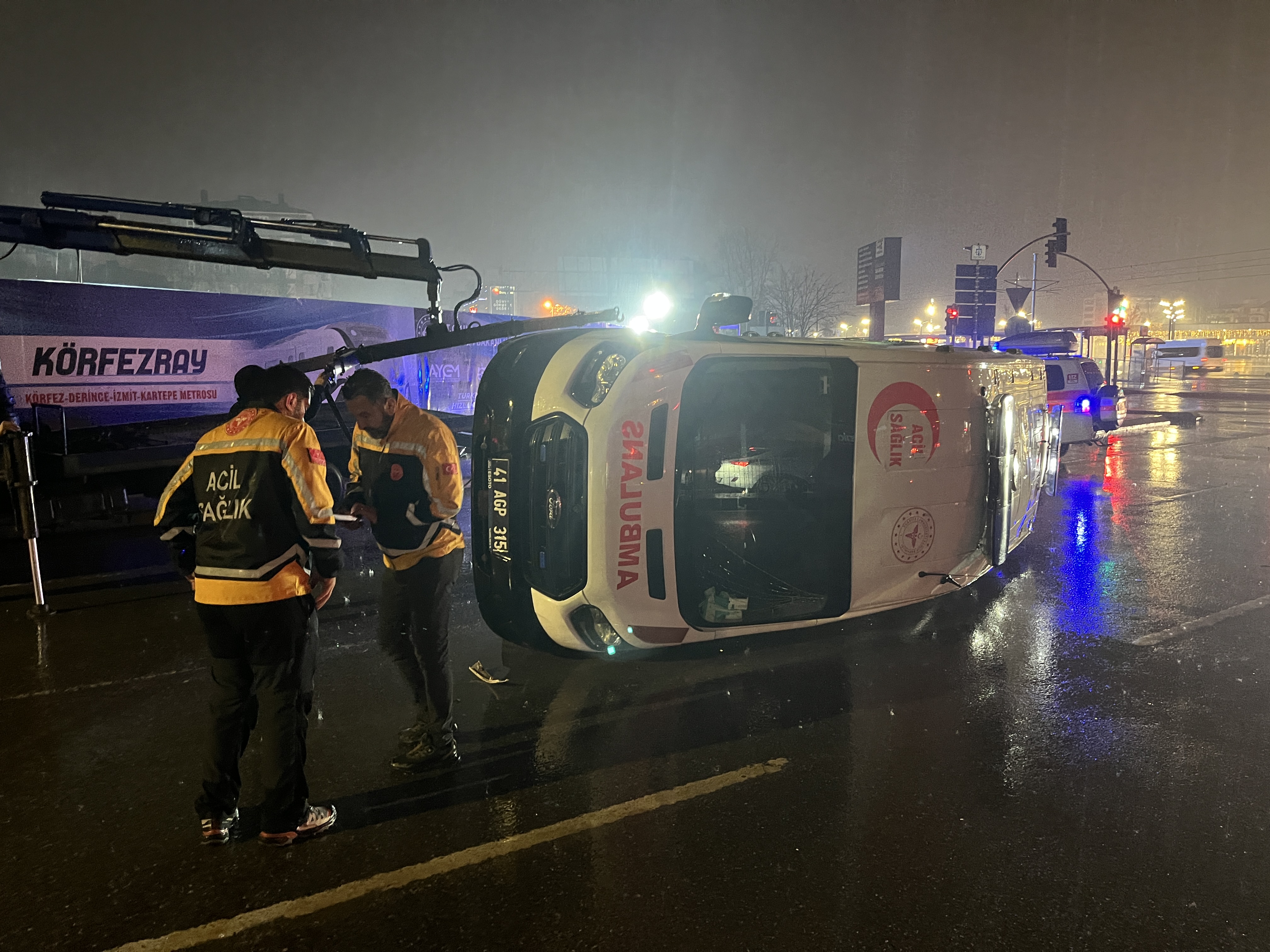Hasta taşıyan ambulans devrildi, yaralılar var