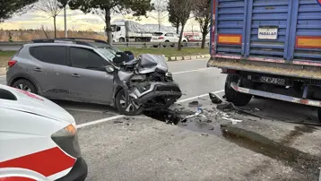 Park halinde TIR'a çarptı