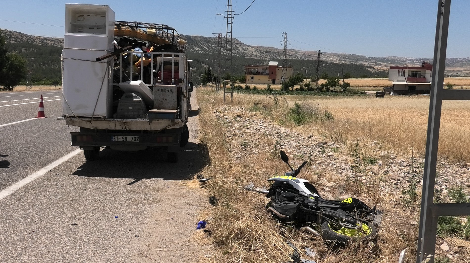 Adıyaman'da kamyonet ile motosiklet çarpıştı. 1’i ağır 2 yaralı