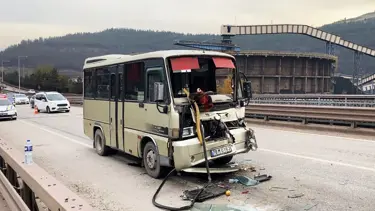Karabük'te yolcu minibüsü TIR dorsesine çarptı
