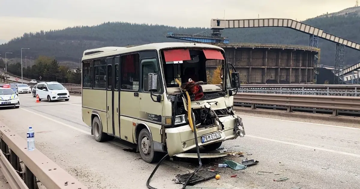 Karabük'te yolcu minibüsü TIR dorsesine çarptı