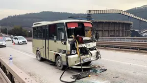 Karabük'te yolcu minibüsü TIR dorsesine çarptı