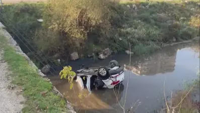 Ehliyetsiz sürücünün arabası çaya uçtu