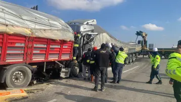 Konya'da zincirleme trafik kazası. Çok sayıda TIR birbirine girdi