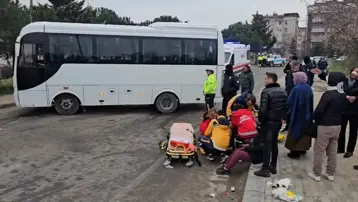 İşçi servisleri kafa kafaya çarpıştı. Çok sayıda yaralı