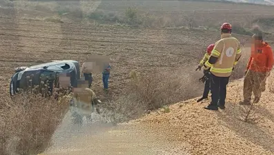 Eşine araba kullanmayı öğretmek istedi, şarampole uçtular