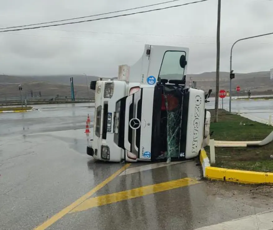 Sivas'ın tek kadın TIR şoförü haber olduğu gün aracı devirdi 1