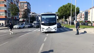 Cezaevi aracı otomobile çarptı