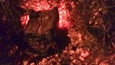 Sürücüsünün direksiyon hakimiyetini kaybettiği araç dereye uçtu