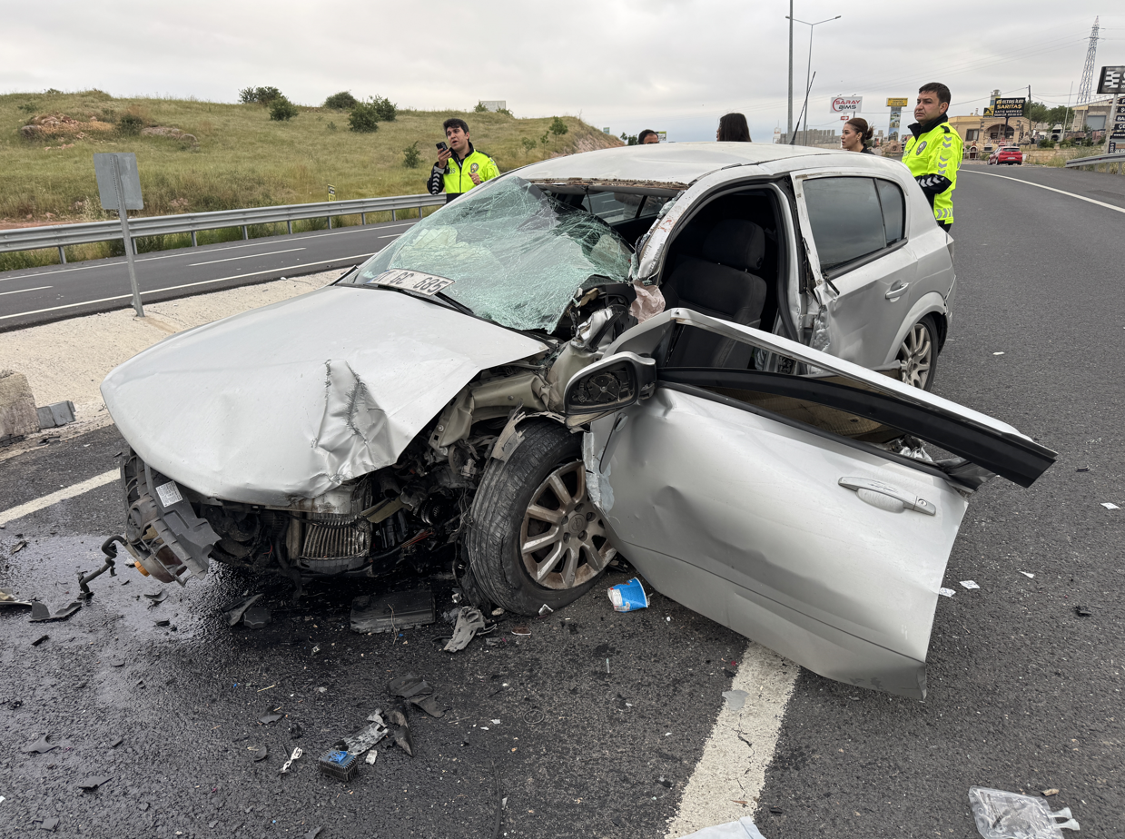 Nevşehir'de feci kaza. Direğe çarpan otomobildeki çocuk öldü, 3 yaralı var