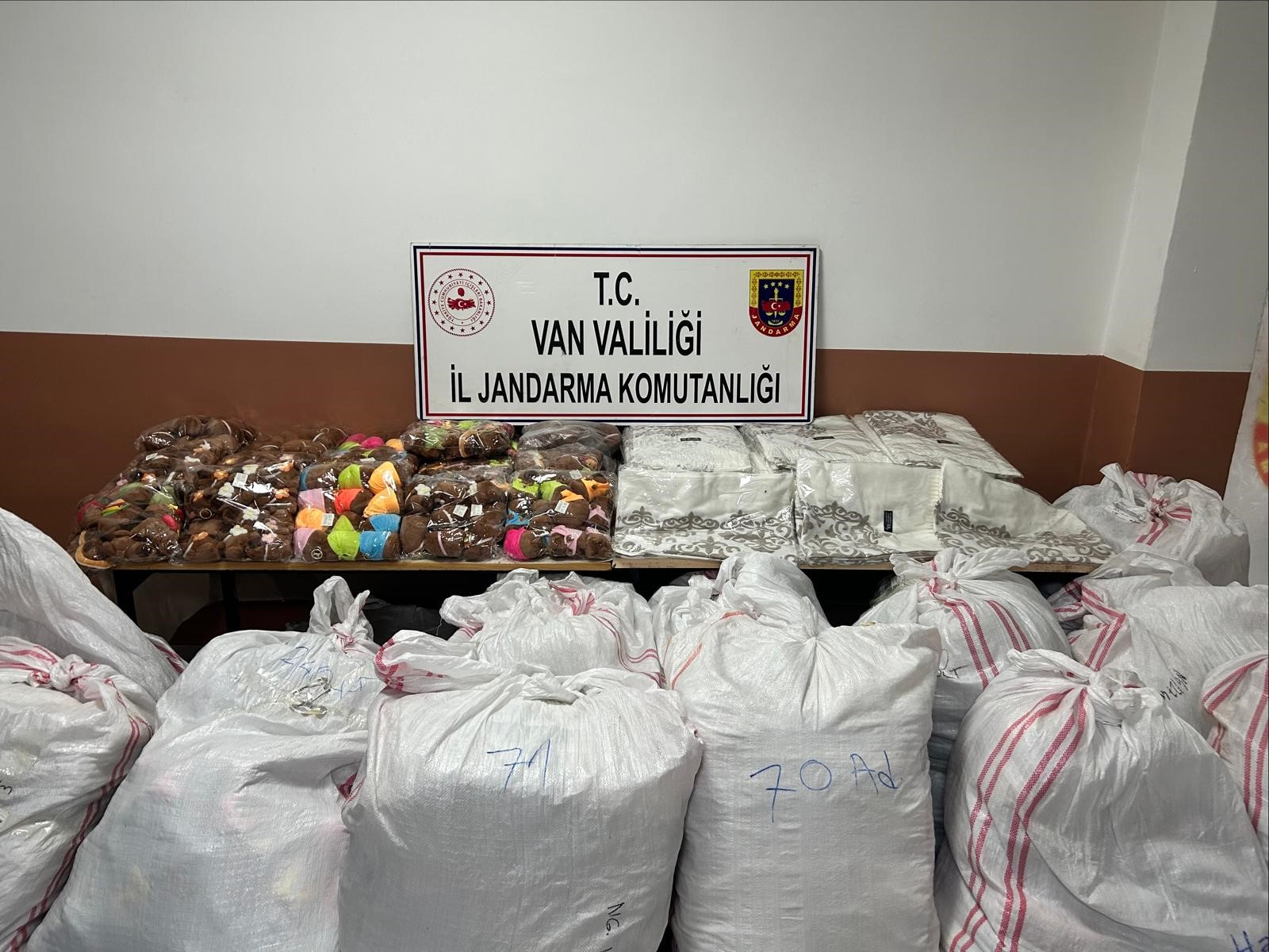 Van'da dev kaçakçılık operasyonu. 6 milyon TL'lik malzeme ele geçirildi