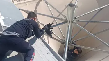 Çatıda mahsur kalan kedinin yardımına itfaiye yetişti