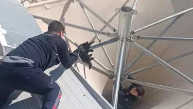 Çatıda mahsur kalan kedinin yardımına itfaiye yetişti