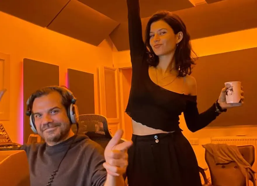 Beren Saat müzik dünyasına adım attı. İngilizce şarkısına Kenan Doğulu'dan destek 1