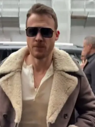 Kerem Bürsin Milano Moda Haftası'nda. "Emily in Paris" yıldızıyla bir araya geldi