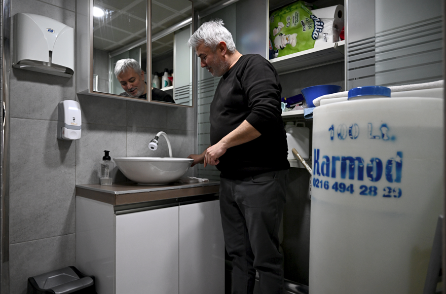 Ankara'da su kesintisi sürüyor. Gece saatlerine kadar gelmiyor, esnaf tepki gösteriyor 1