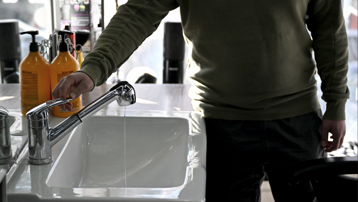 Ankara'da su kesintisi sürüyor. Gece saatlerine kadar gelmiyor, esnaf tepki gösteriyor