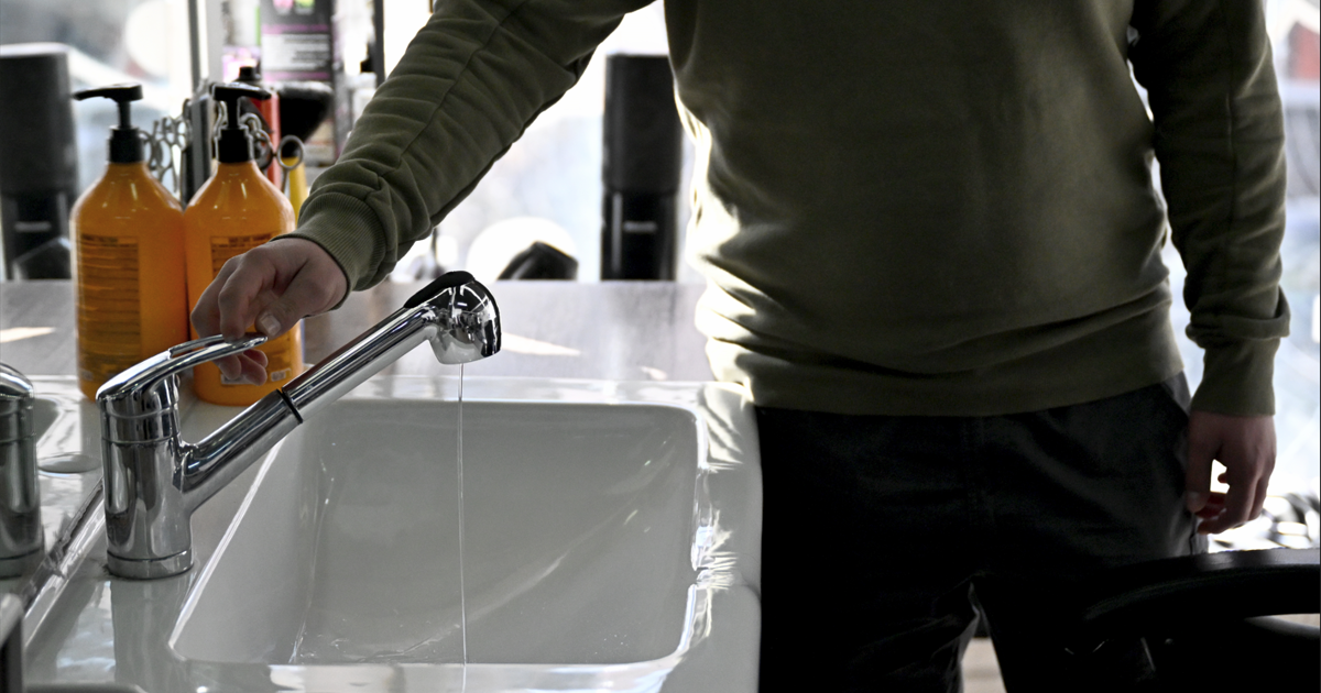 Ankara'da su kesintisi sürüyor. Gece saatlerine kadar gelmiyor, esnaf tepki gösteriyor