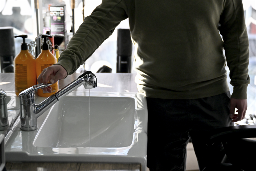 Ankara'da su kesintisi sürüyor. Gece saatlerine kadar gelmiyor, esnaf tepki gösteriyor 2