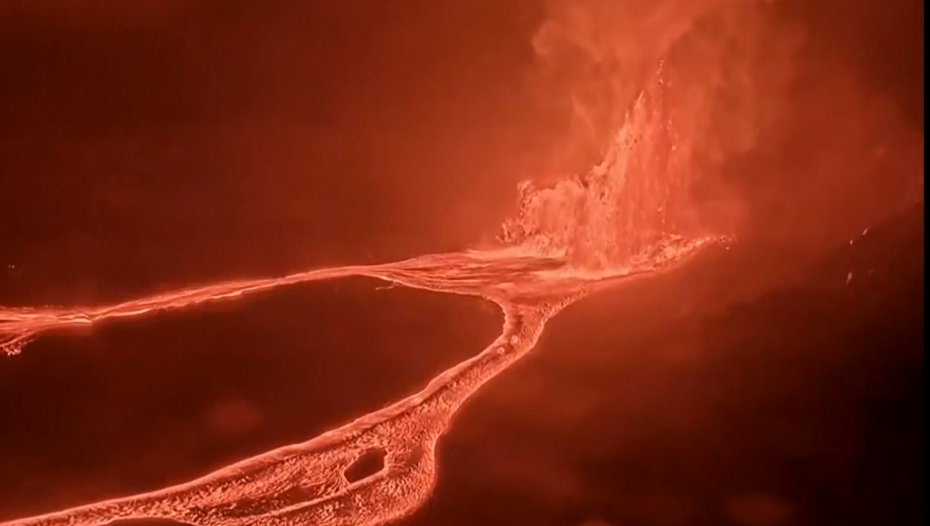 Dünyanın en aktif yanardağı canlı yayında lav püskürttü