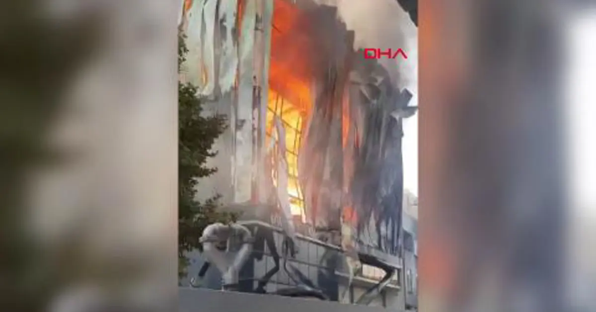 Kocaeli'de makine deposunda yangın: Alevlere müdahale sürüyor