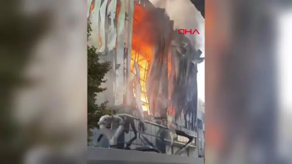 Kocaeli'de makine deposunda yangın: Alevlere müdahale sürüyor