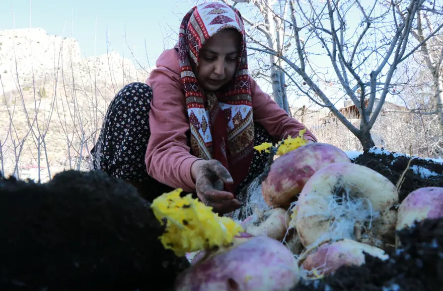 Konya'da asırlardır süren gelenek. Bozulmasın diye toprağın altına gömüyorlar 3 Konya'da asırlardır süren gelenek. Bozulmasın diye toprağın altına gömüyorlar 3