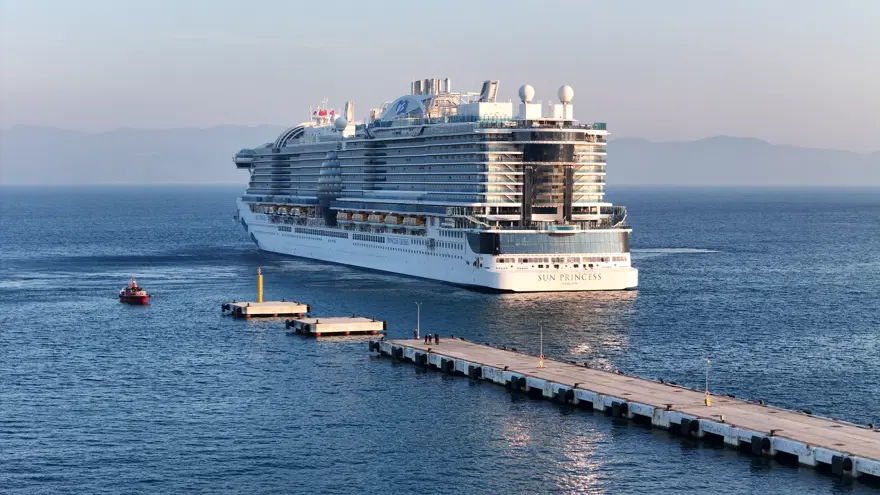 Kuşadası'na dev misafir. 4 bin turistle demirledi 