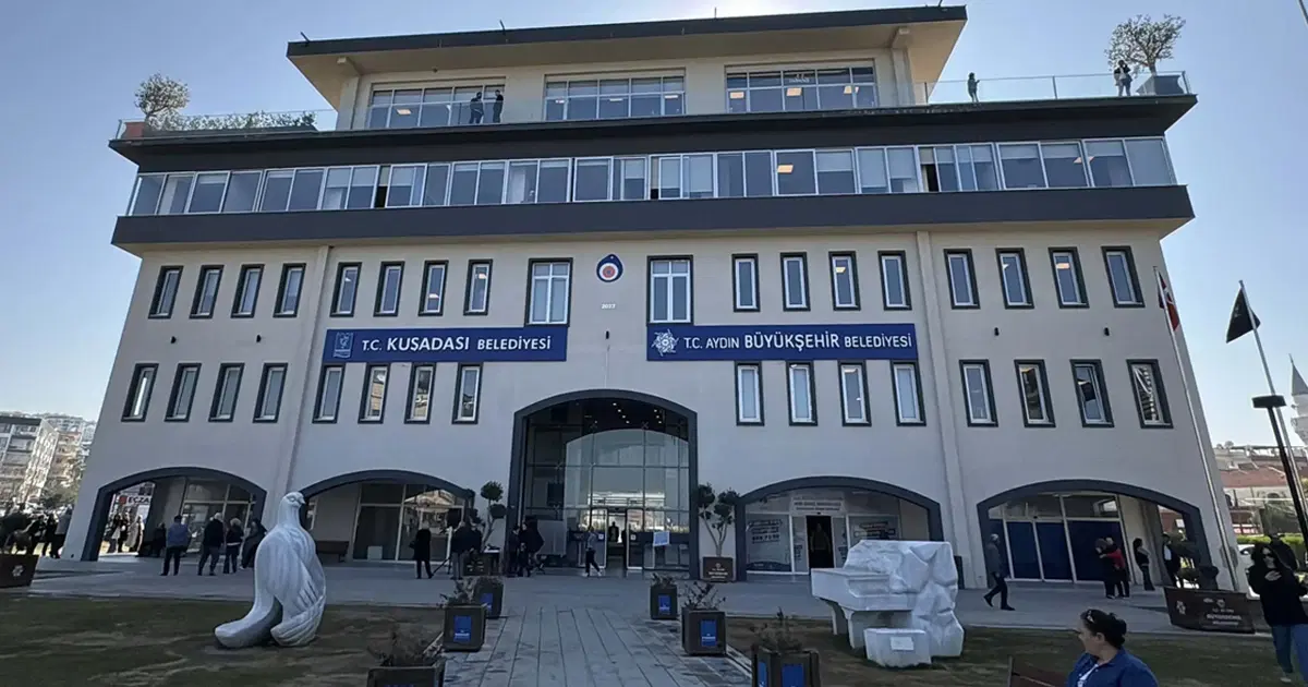 Kuşadası Belediyesi'ne yeni operasyon. Yeni Partili milletvekilinin kızı ve damadı da gözaltında