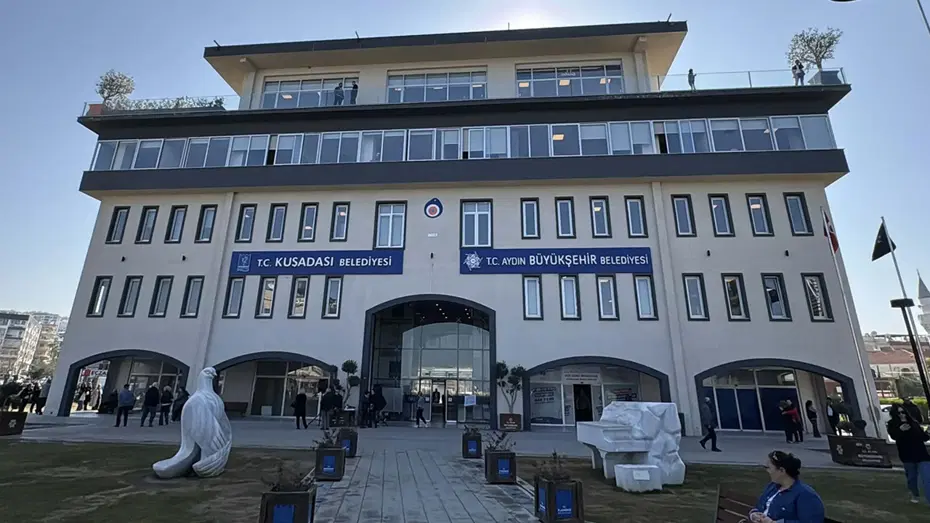 Kuşadası Belediyesi'ne yeni operasyon. Yeni Partili milletvekilinin kızı ve damadı da gözaltında