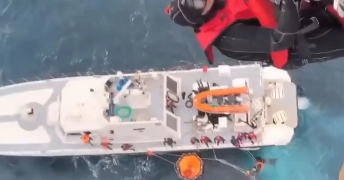 Denizde mahsur kalan göçmenler helikopterle kurtarıldı