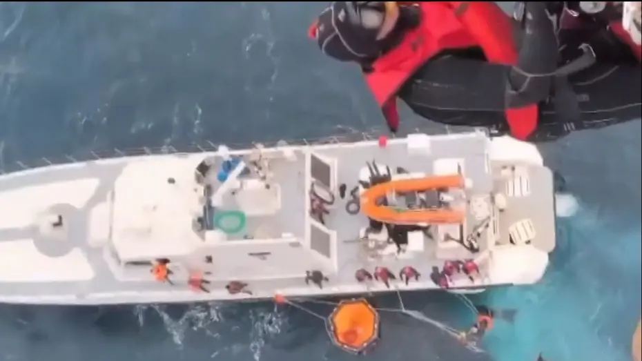 Denizde mahsur kalan göçmenler helikopterle kurtarıldı