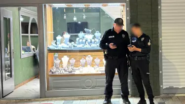 Kuyumcunun dalgınlığından faydalanıp, 2 milyon liralık altını çaldı