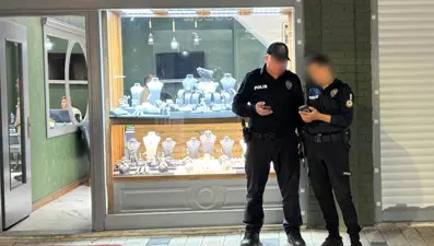 Kuyumcunun dalgınlığından faydalanıp, 2 milyon liralık altını çaldı