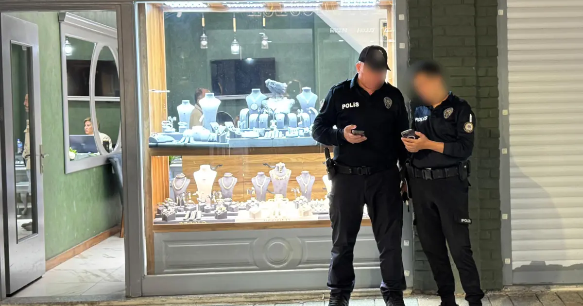 Kuyumcunun dalgınlığından faydalanıp, 2 milyon liralık altını çaldı