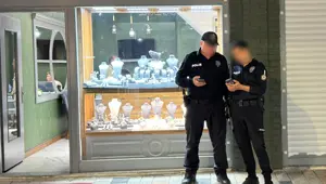 Kuyumcunun dalgınlığından faydalanıp, 2 milyon liralık altını çaldı