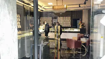 Kar maskeli ve silahlı üç kişi kuyumcuyu bastı. Bir polis vuruldu
