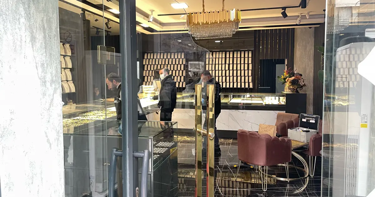 Kar maskeli ve silahlı üç kişi kuyumcuyu bastı. Bir polis vuruldu