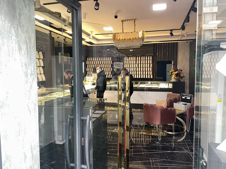 Kar maskeli ve silahlı üç kişi kuyumcuyu bastı. Bir polis vuruldu