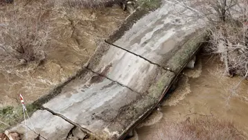 Şiddetli yağış sonrası köprü çöktü
